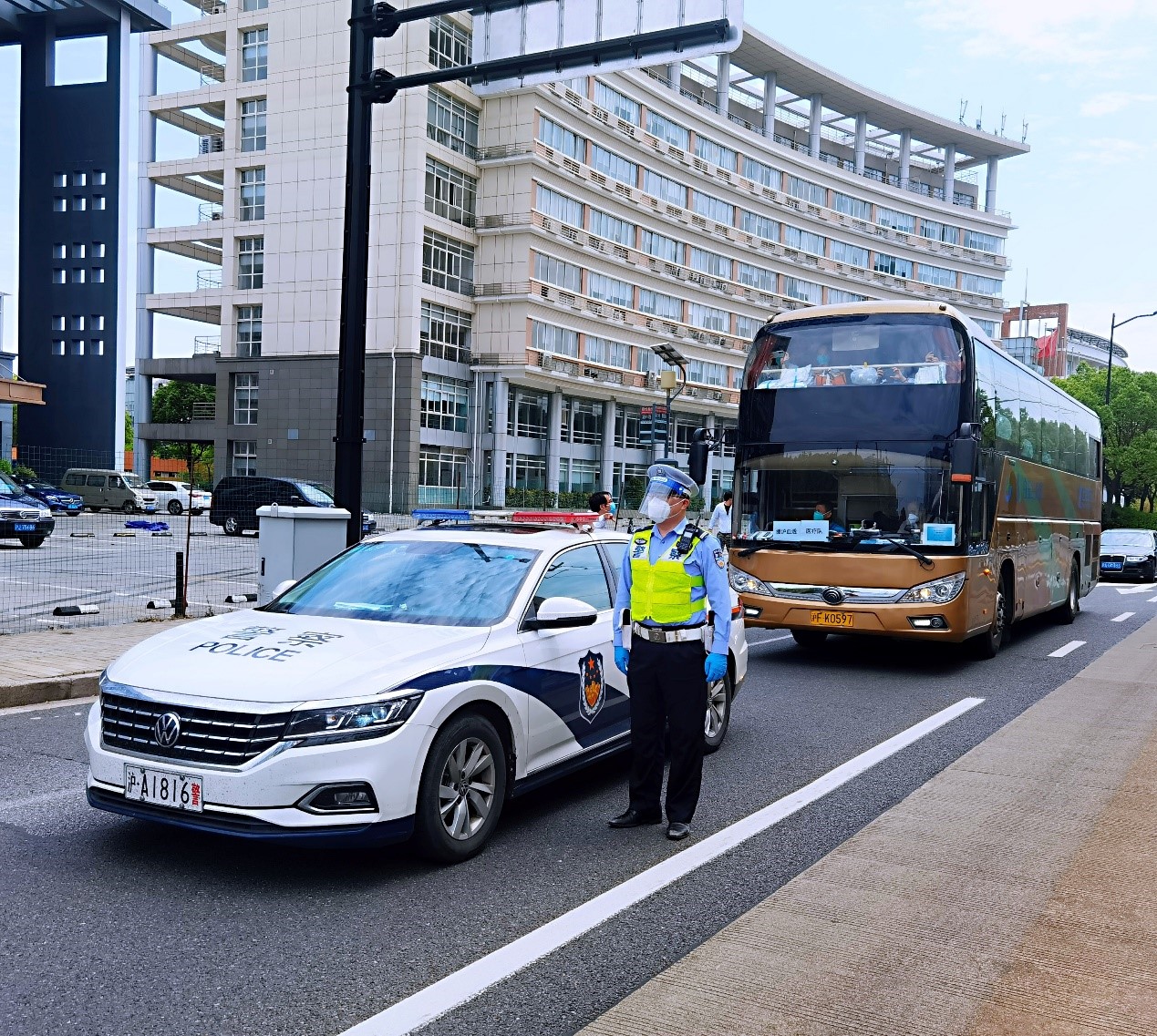 警车开道，这支社会办医援沪医疗队获得高规格待遇”